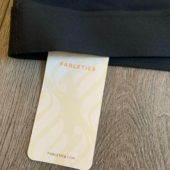 Fabletics woman’s sport bra very soft and comfortable - Picture 3 of 4